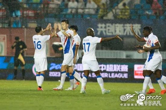 杨若晴蹲到河边，仔细搓洗着自己的双手。